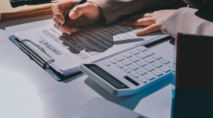 Corredora imobiliária feminina apresentando e aconselhando xDmodelo de casa e detalhe do projeto de construção no escritório assina contratos de compra e venda relativos à oferta de empréstimo hipotecário e seguro xD